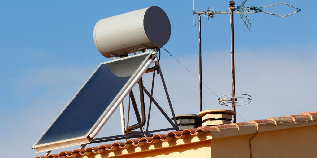 Cómo conseguir la autosuficiencia energética en tu hogar con termos para placas solares